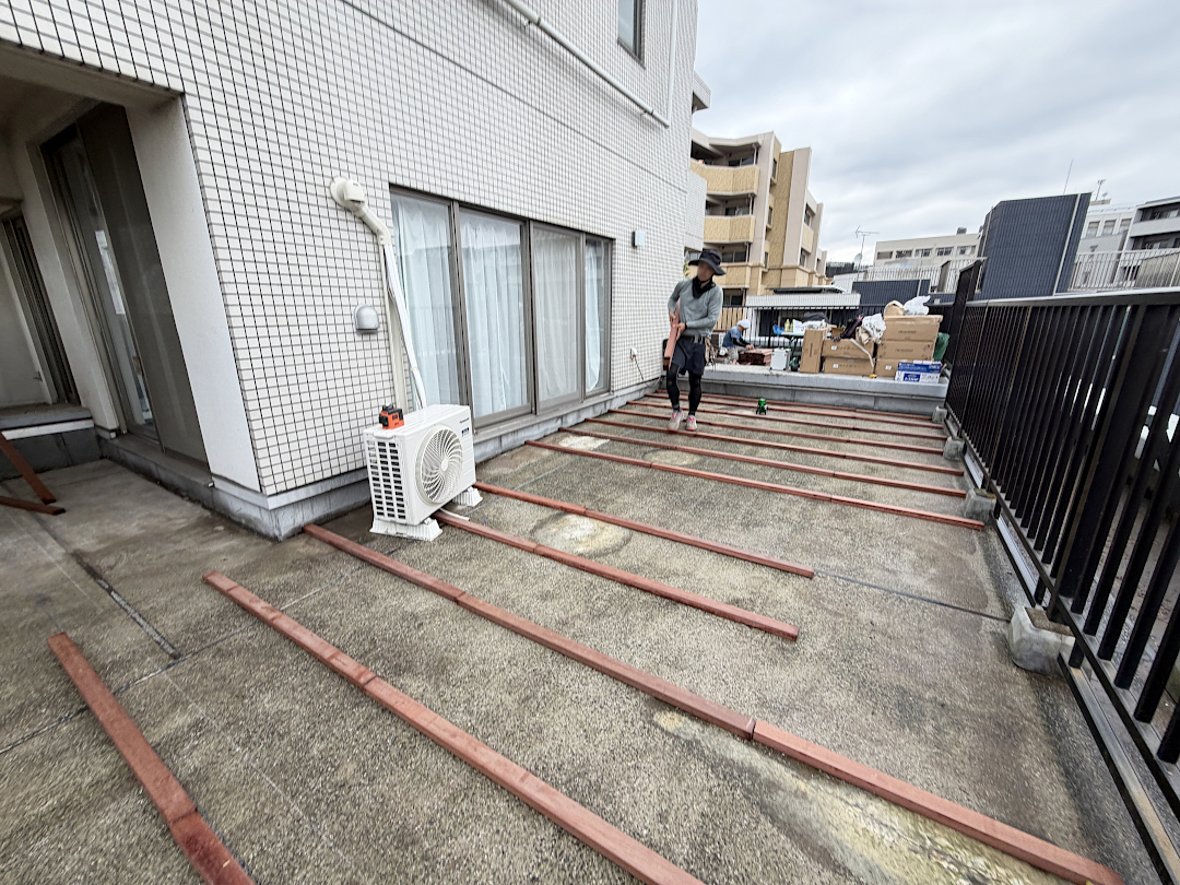 【目黒区 マンションルーフバルコニー 樹脂木デッキ 】before_02