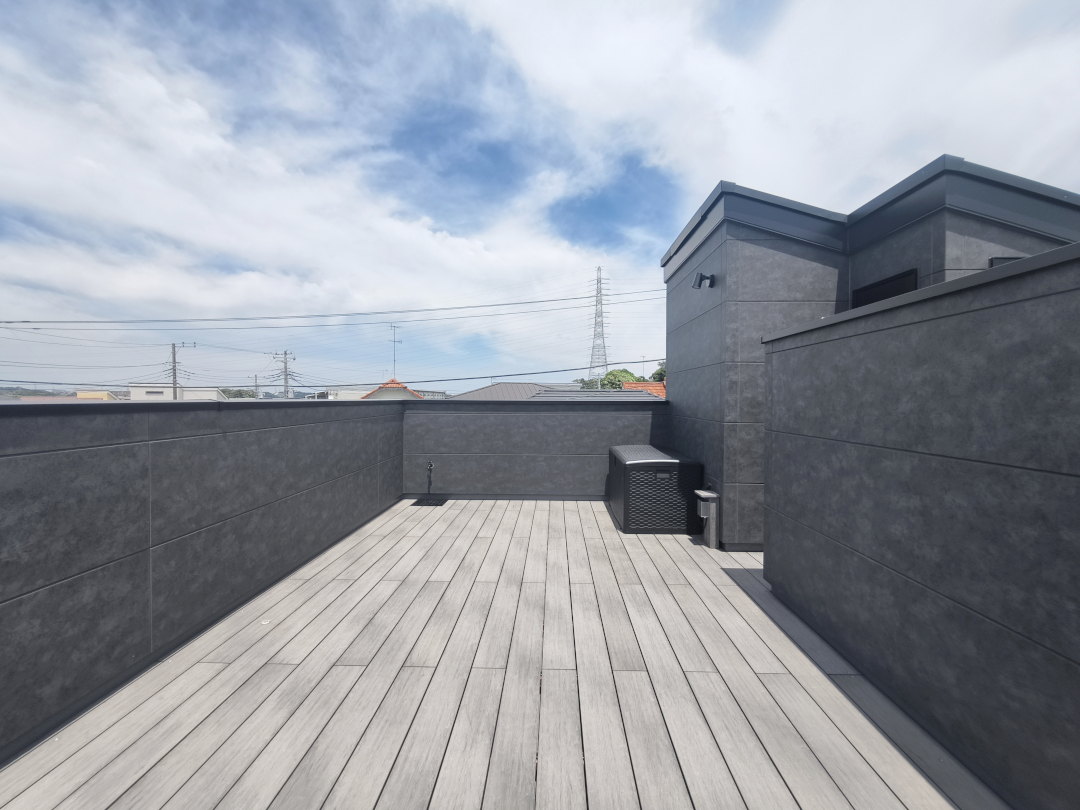 【横浜市栄区 一戸建て屋上 樹脂木デッキ】after_01