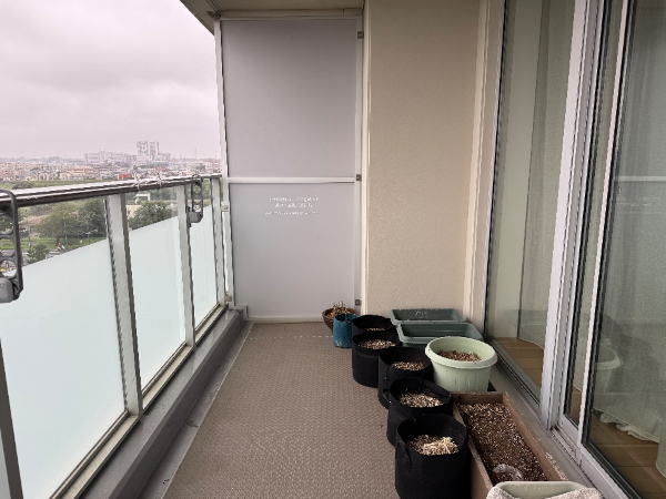 【世田谷区 マンションベランダ 樹脂木デッキ】B2