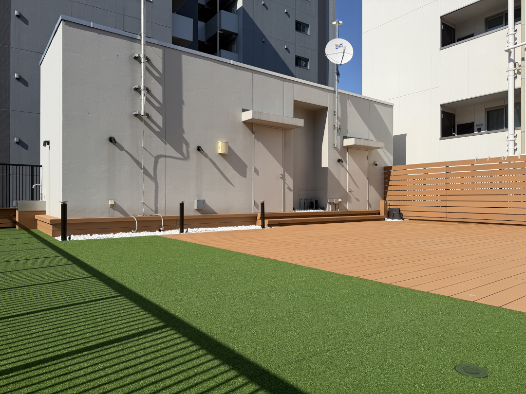 【台東区 マンションルーフバルコニー 樹脂木デッキ 】after_01