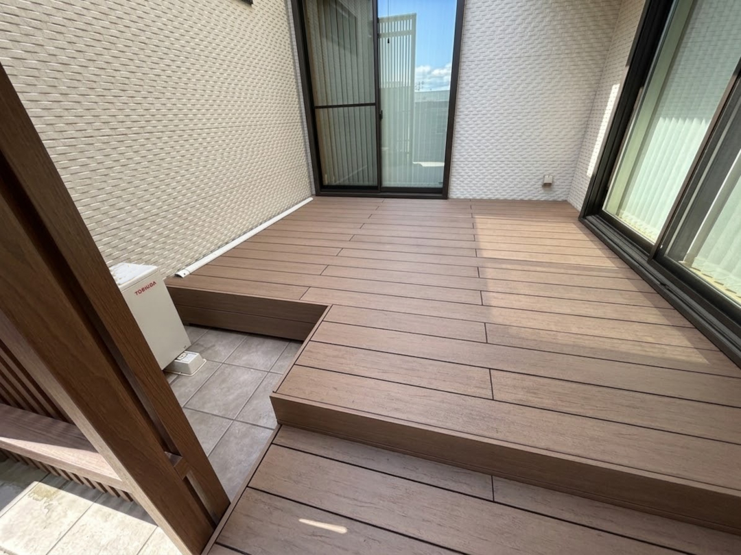 【大田区 一戸建て庭 樹脂木デッキ】after_01