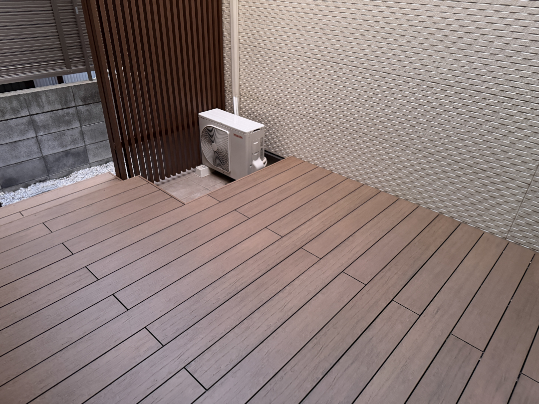 【大田区 一戸建て庭 樹脂木デッキ】after_02
