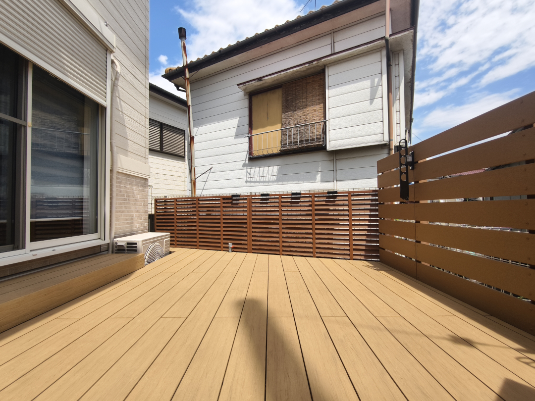 【横浜市保土ヶ谷区 一戸建て庭 樹脂木デッキ】after01