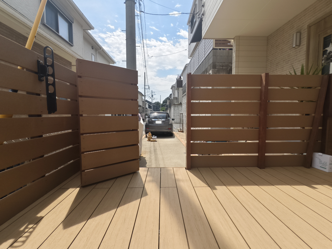 【横浜市保土ヶ谷区 一戸建て庭 樹脂木デッキ】after02