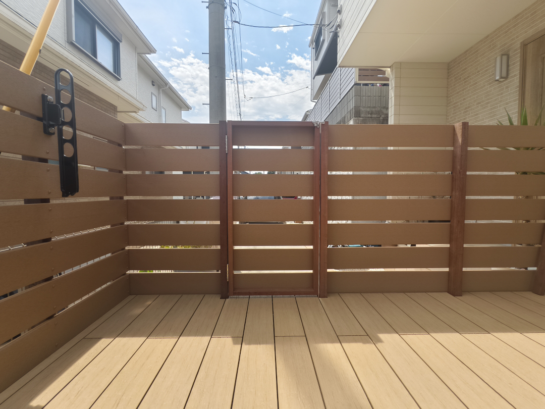 【横浜市保土ヶ谷区 一戸建て庭 樹脂木デッキ】after03