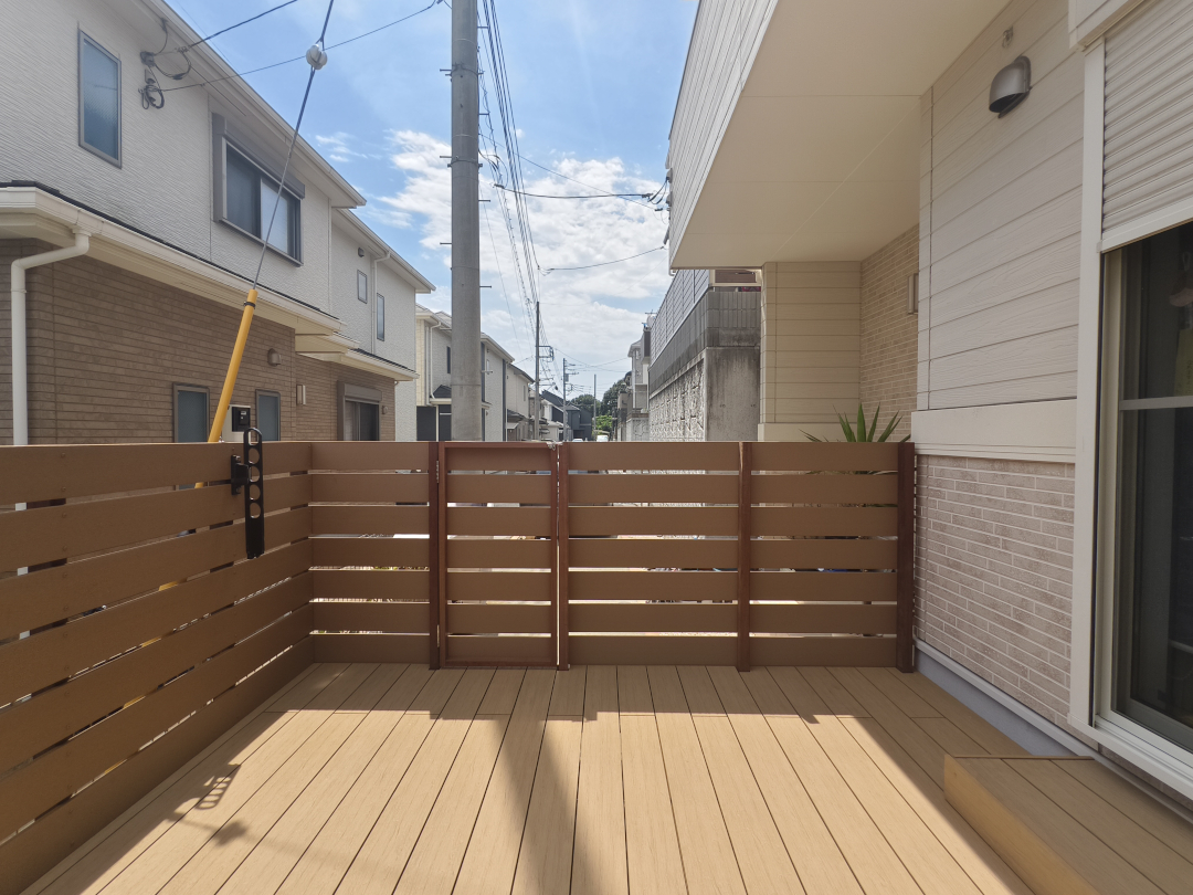 【横浜市保土ヶ谷区 一戸建て庭 樹脂木デッキ】after06