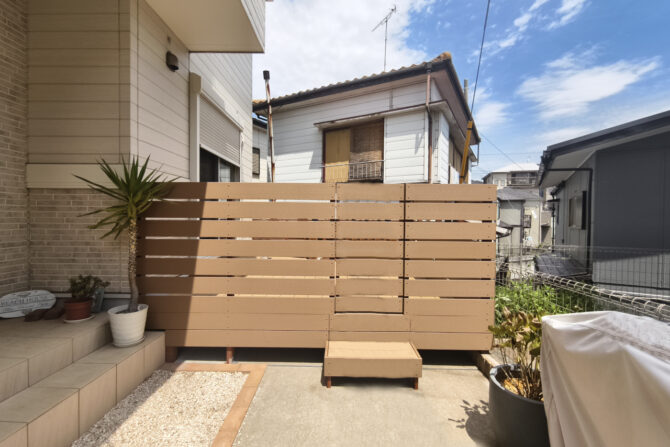 【横浜市保土ヶ谷区 一戸建て庭 樹脂木デッキ】top