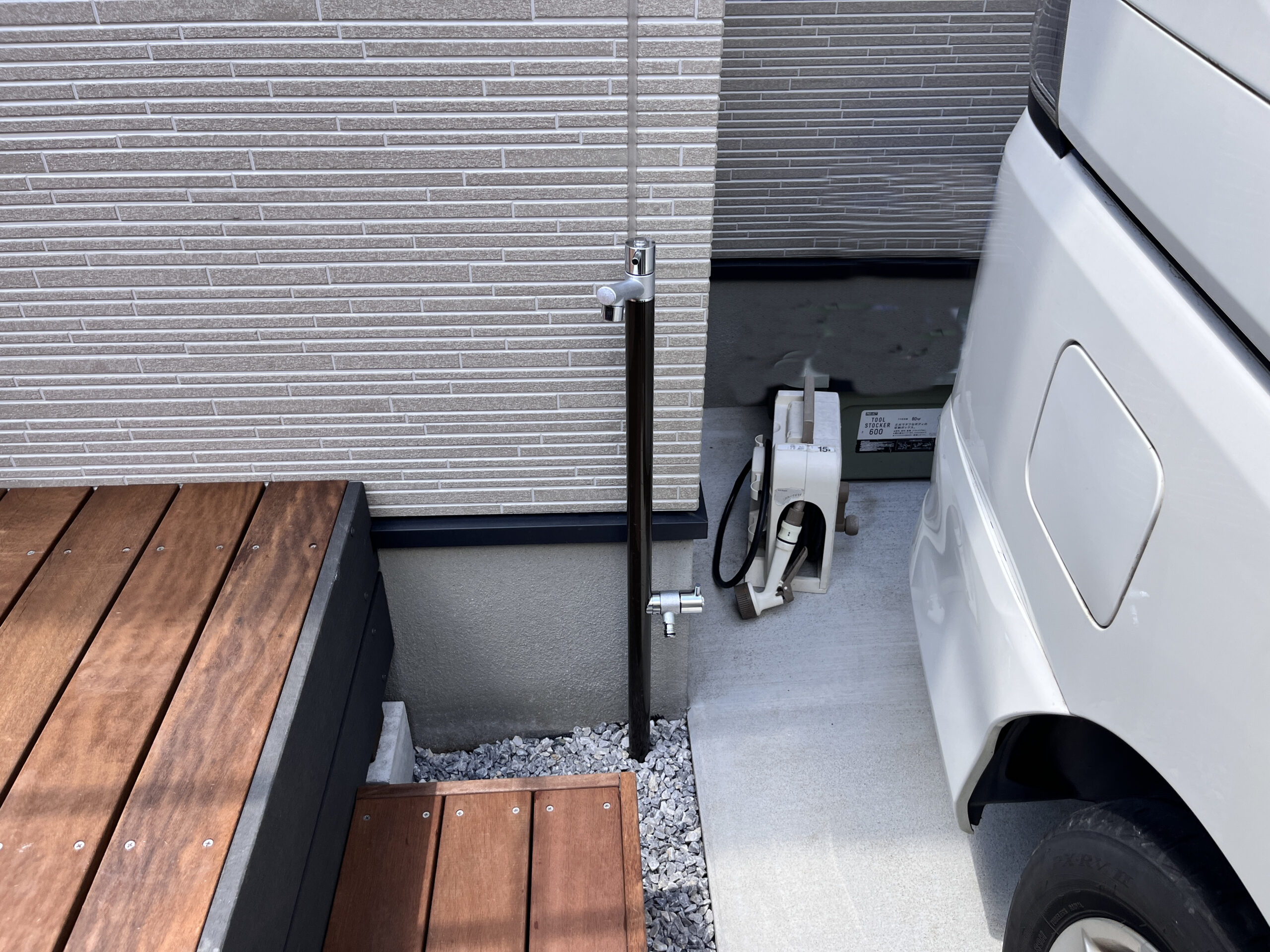 【横浜市港北区 一戸建て庭 樹脂木デッキ】B1