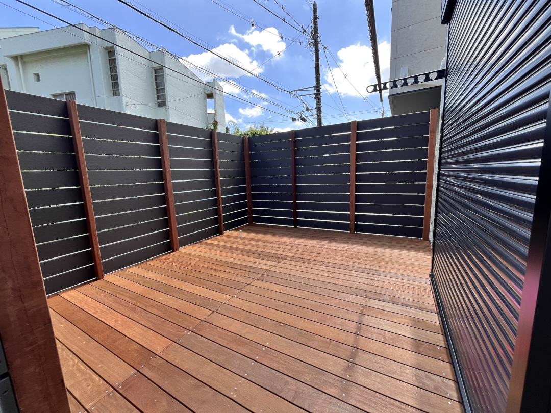 【横浜市港北区 一戸建て庭 樹脂木デッキ】C
